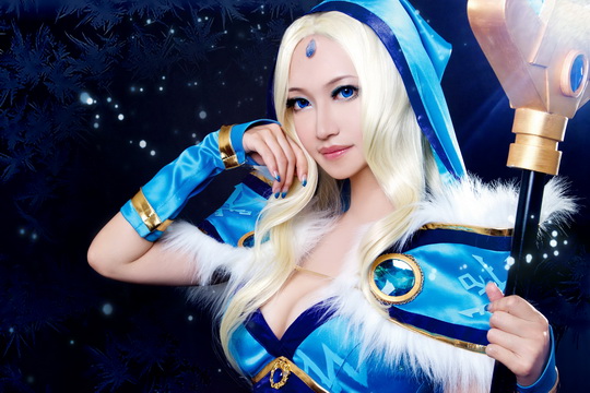 DOTA2女玩家COS冰女 火辣身材靓照首次曝光