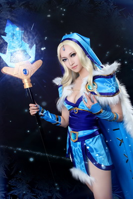 DOTA2女玩家COS冰女 火辣身材靓照首次曝光