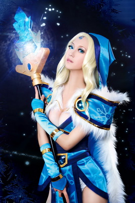 DOTA2女玩家COS冰女 火辣身材靓照首次曝光
