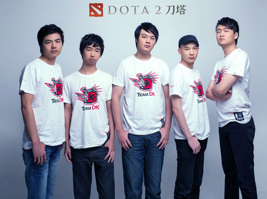 DOTA2明星战队闪亮新形象 冲刺TI3出征照曝光