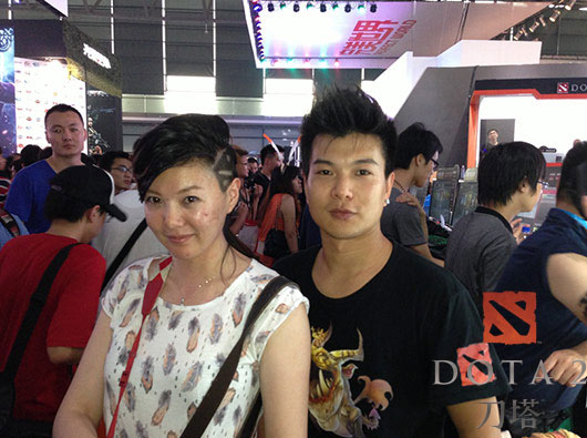 被刀塔头占领的CJ DOTA2展台最帅发型师走红