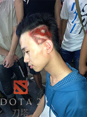 被刀塔头占领的CJ DOTA2展台最帅发型师走红