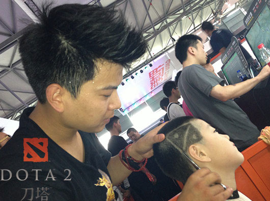 被刀塔头占领的CJ DOTA2展台最帅发型师走红
