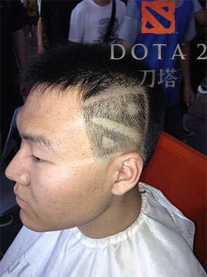 被刀塔头占领的CJ DOTA2展台最帅发型师走红