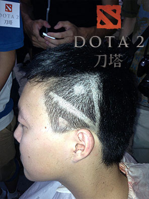 被刀塔头占领的CJ DOTA2展台最帅发型师走红
