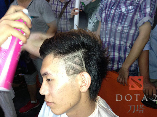 被刀塔头占领的CJ DOTA2展台最帅发型师走红