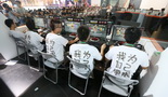 DOTA2展台惊现网吧五连座 铁杆粉丝跪抱鼠大王